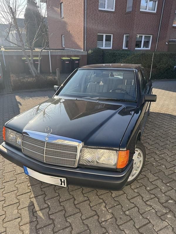 Grau Gebraucht 1989 Mercedes 190 Limousine | 12.950 € - Bild 1/4