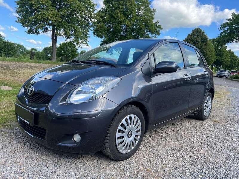 Grau Gebraucht 2011 Toyota Yaris Life Kleinwagen | 4.490 € (Fairer Preis) - Bild 1/4