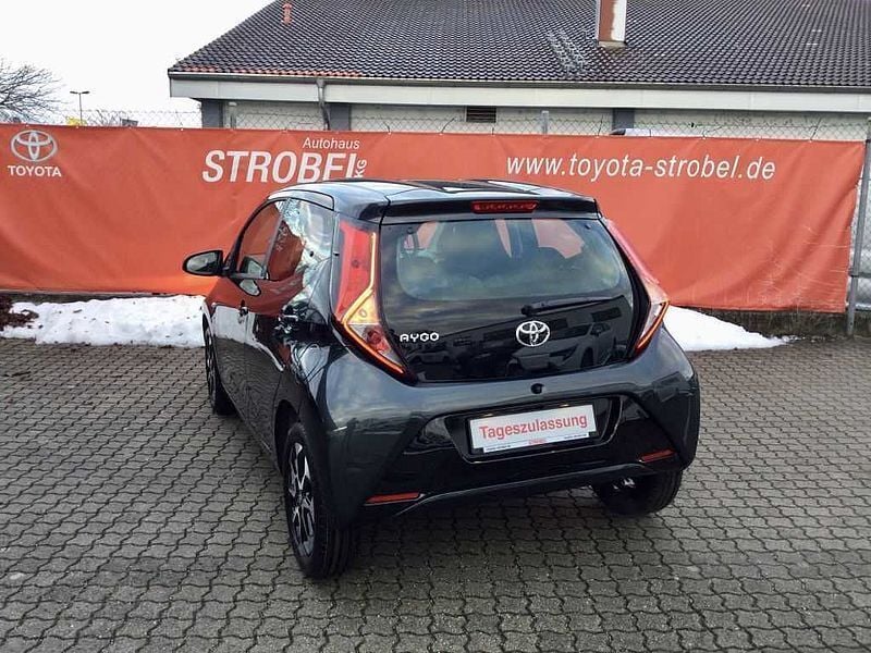 Verkauft Toyota Aygo x-play Team Deuts., gebraucht 2021, 5.700 km in ...