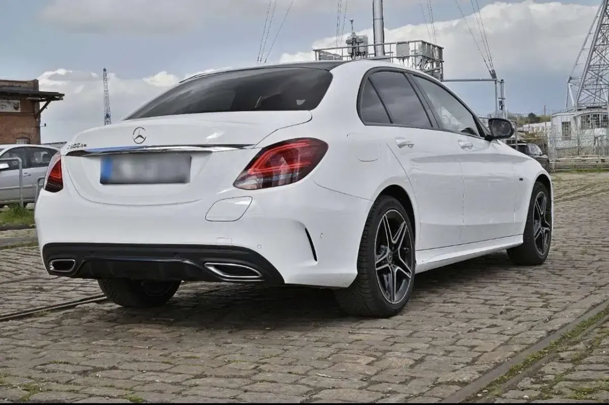 Gebraucht Mercedes C300e 306 PS (225 kW) 2019 Weiß Limousine