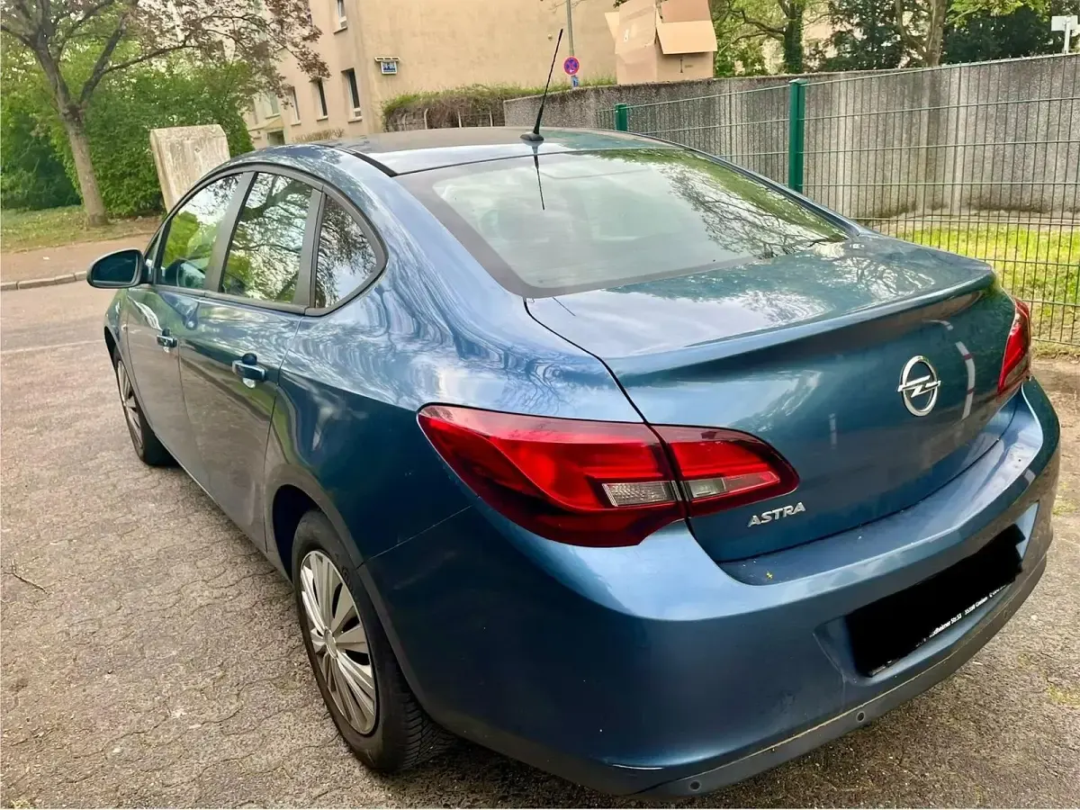Używany Opel Astra 116 KM (85 kW) 2014 Sedan/Limuzyna