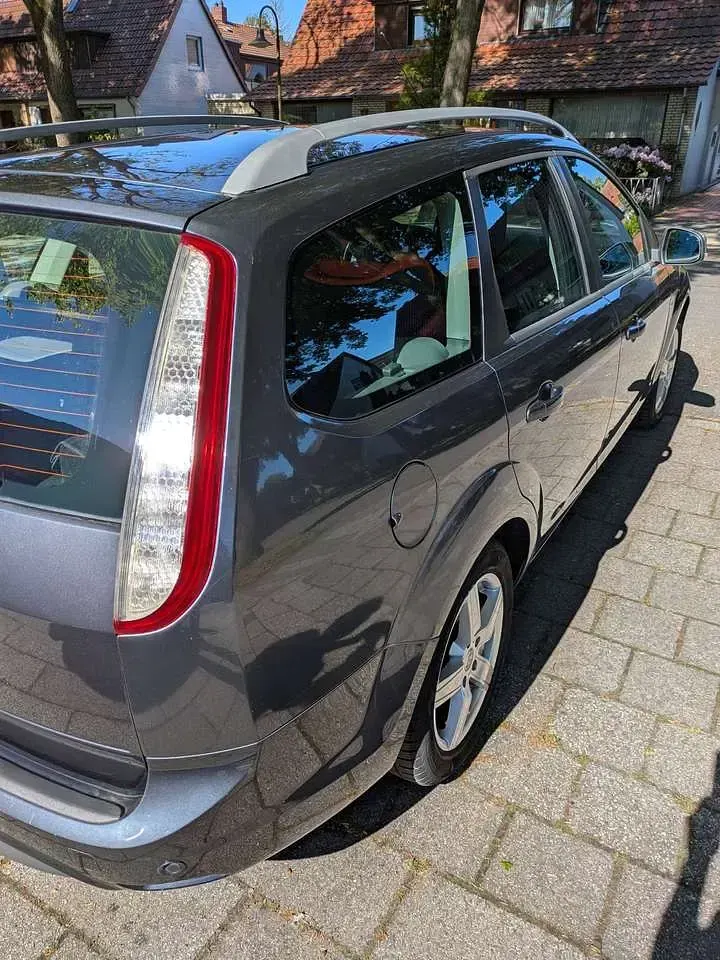 Używany Ford Focus Style 109 KM (80 kW) 2010 Szary Kombi