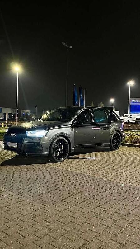Grau Gebraucht 2018 Audi Q7 S-Line SUV | 33.400 € (Teuer) - Bild 1/4