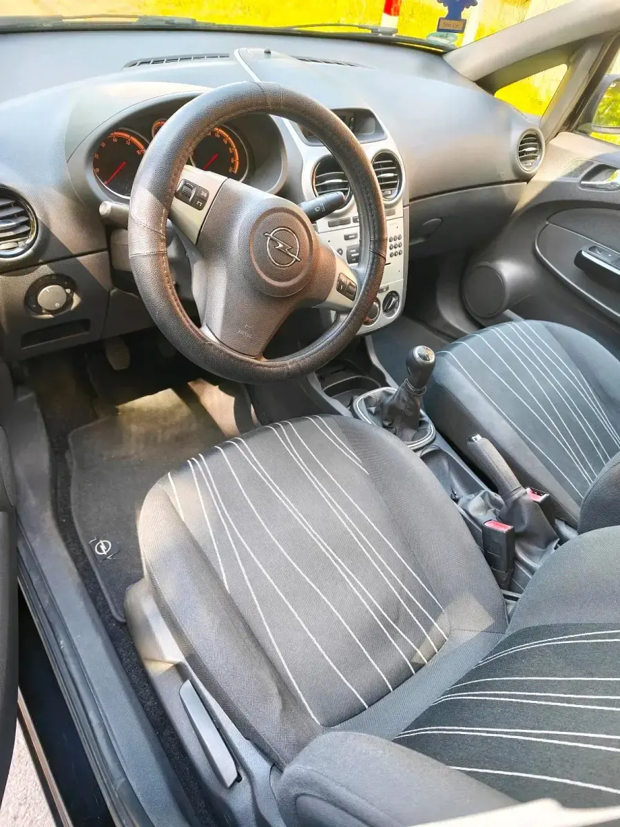 Używany Opel Corsa 80 KM (58 kW) 2009 Czarny Hatchback