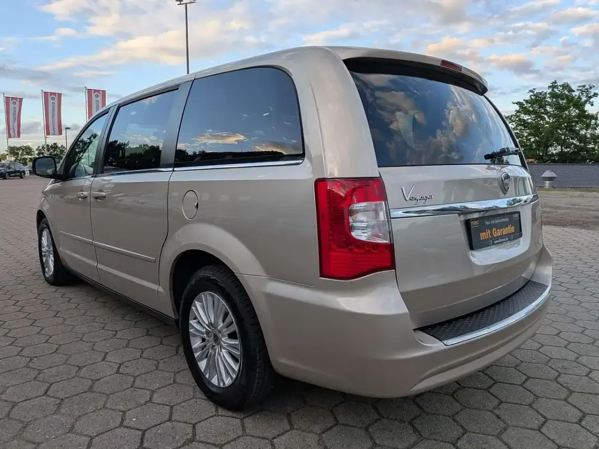 Gebraucht Lancia Voyager 177 PS (130 kW) 2014 Gold Van / Kleinbus