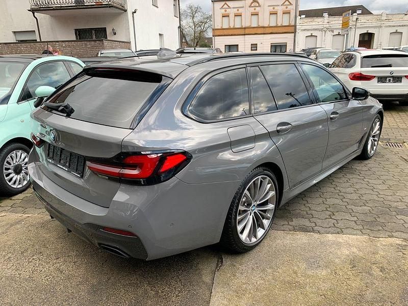 Berninagrau bernsteineffekt me (metallic) Gebraucht 2022 BMW 520 M Sport Kombi | 29.390 € - Bild 1/4