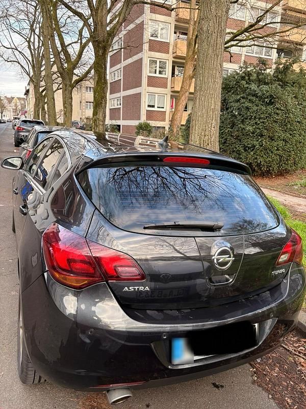 Second-hand Opel Astra 180 CP (132 kW) 2012 Negru Berlinǎ