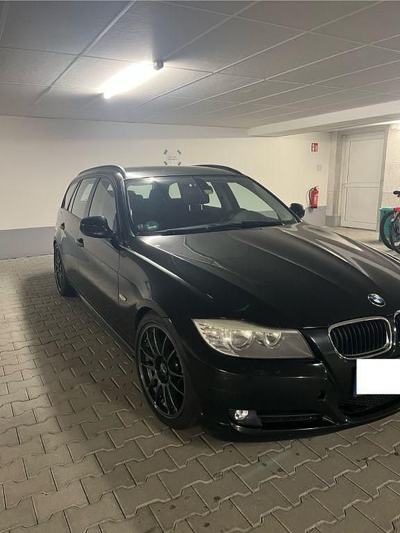 Schwarz Gebraucht 2012 BMW 318 Performance Kombi | 4.200 € (Superpreis) - Bild 1/4