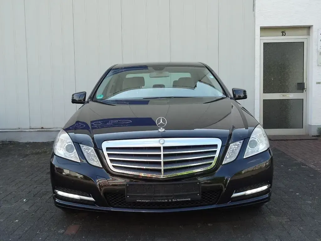 Second-hand Mercedes E200 136 CP (100 kW) 2012 Negru Berlinǎ