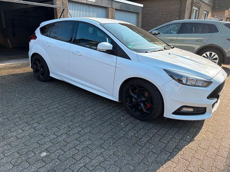 Gebraucht Ford Focus ST 250 PS (183 kW) 2016 Weiß Kleinwagen