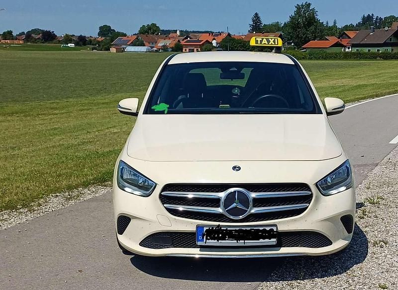 Beige Gebraucht 2019 Mercedes 180 Limousine | 12.900 € - Bild 1/4