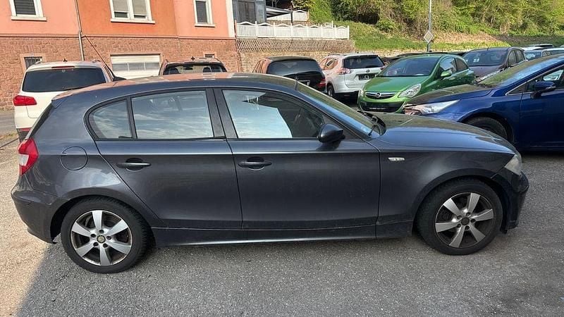 Gebraucht BMW 118 122 PS (89 kW) 2006 Grau Kleinwagen