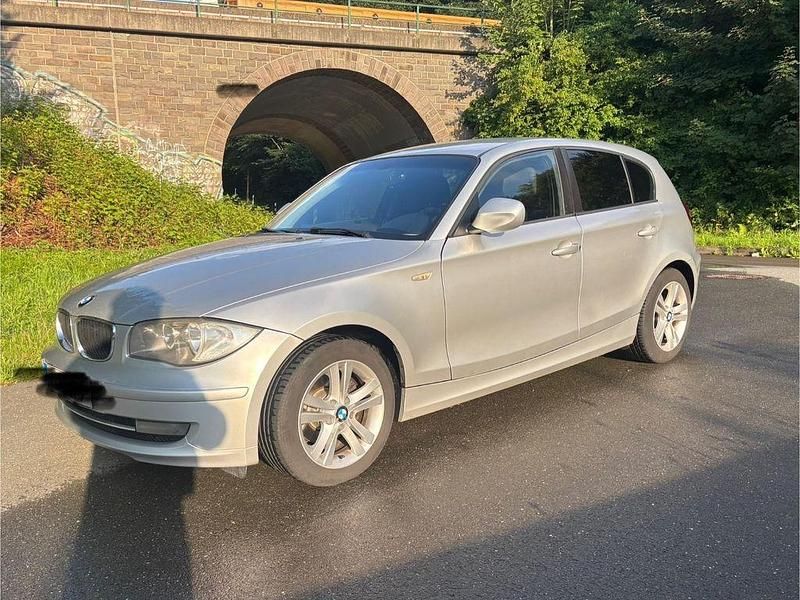 Silber Gebraucht 2009 BMW 118 Kleinwagen | 2.400 € (Fairer Preis) - Bild 1/4