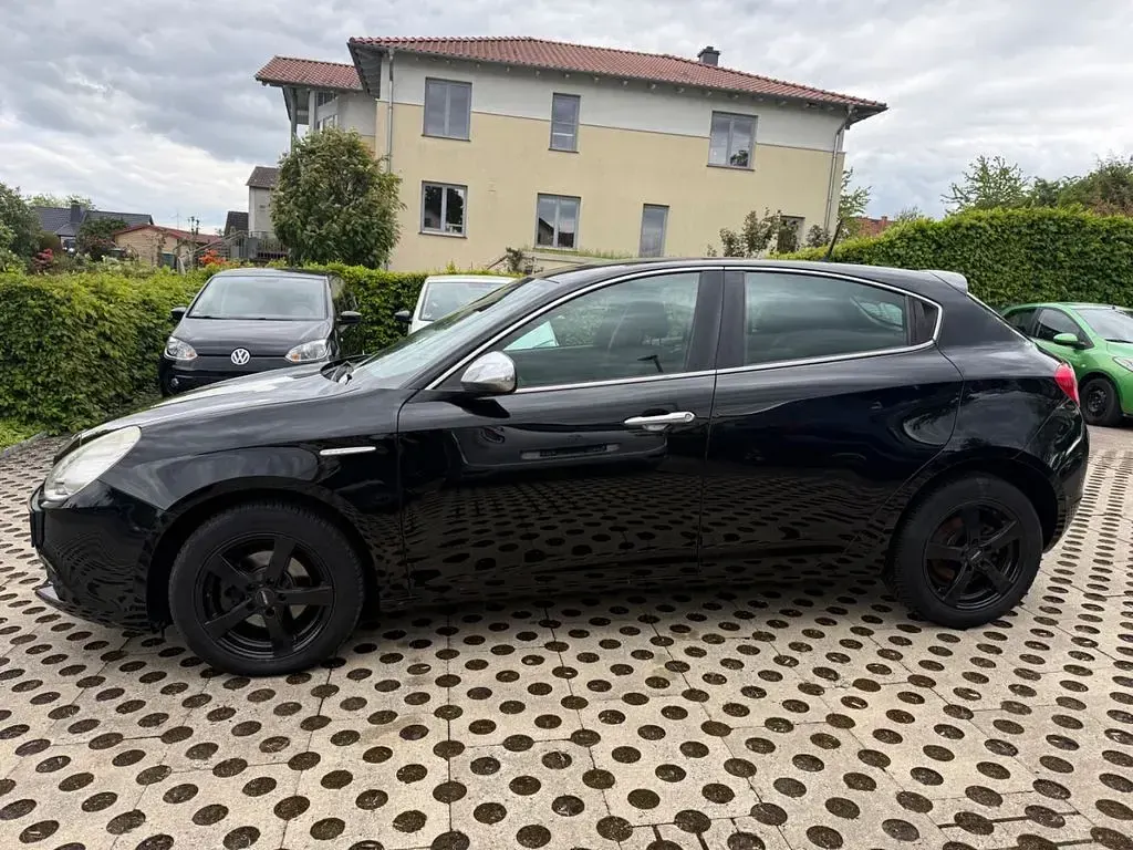 Second-hand Alfa Romeo Giulietta Super 120 CP (88 kW) 2011 Negru Hatchback