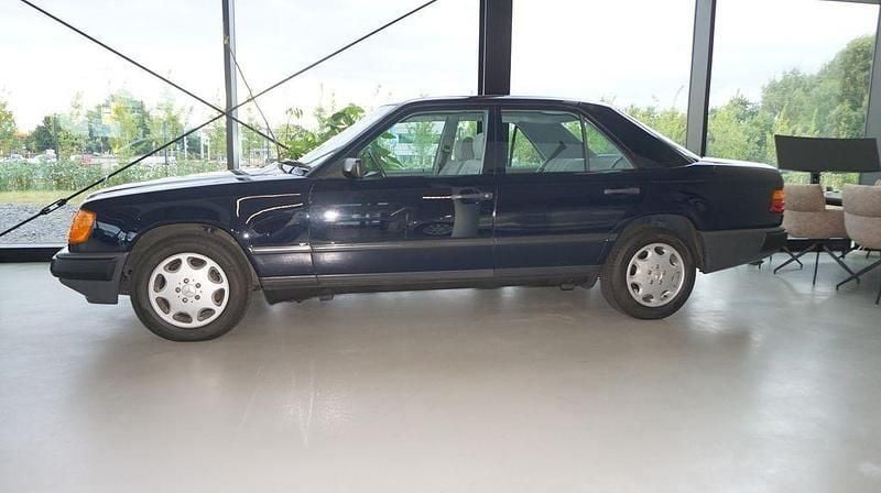 Gebraucht Mercedes E260 160 PS (117 kW) 1987 Blau (metallic) Limousine