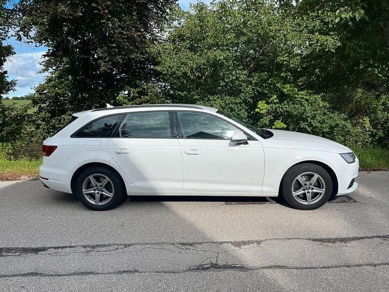 Weiß Gebraucht 2018 Audi A4 Kombi | 12.300 € (Guter Preis) - Bild 1/4