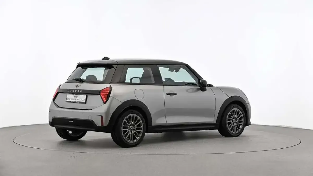 Używany Mini Cooper Classic 156 KM (114 kW) 2024 Szary Hatchback