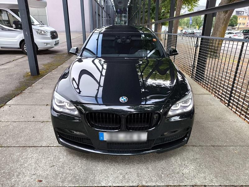 Schwarz Gebraucht 2014 BMW 750 M Sport Limousine | 24.990 € (Etwas zu teuer) - Bild 1/4