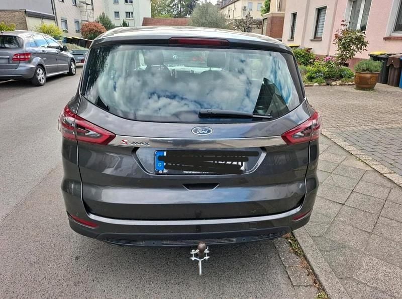 Używany Ford S-MAX Titanium 165 KM (121 kW) 2016 Andere farben Minivan