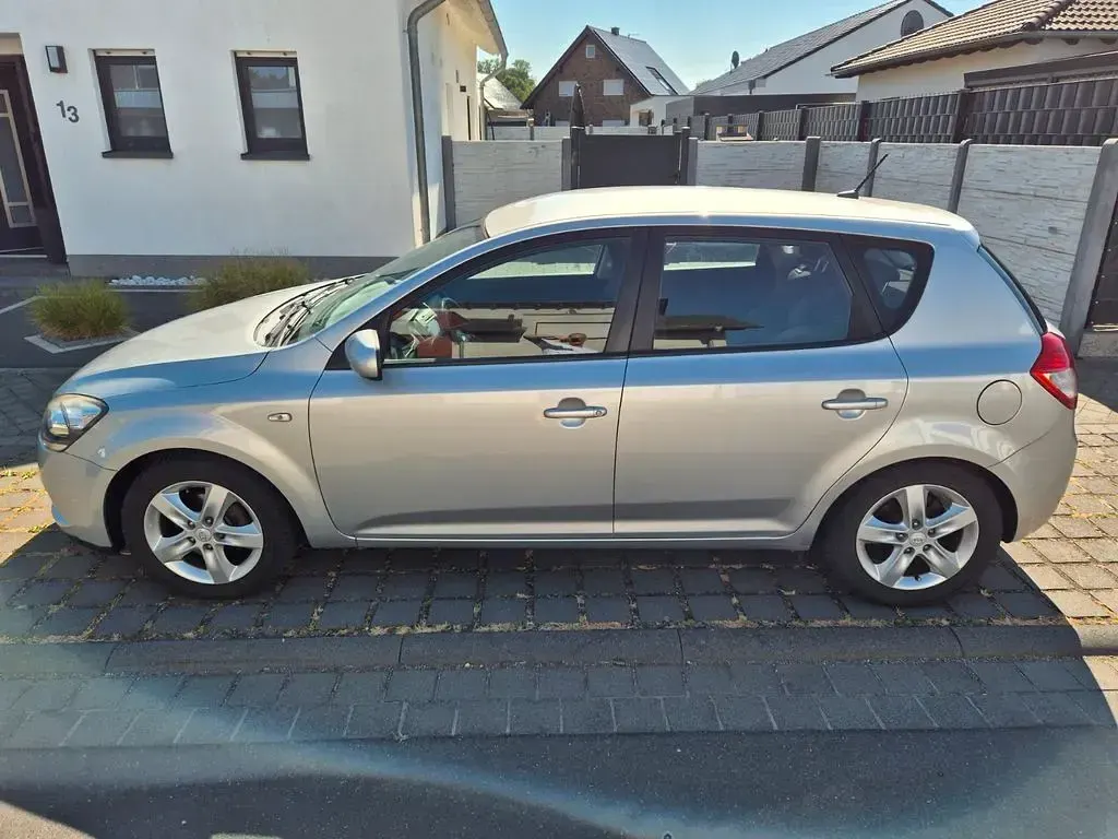 Gebraucht Kia Ceed Edition 7 90 PS (66 kW) 2012 Silber Kleinwagen