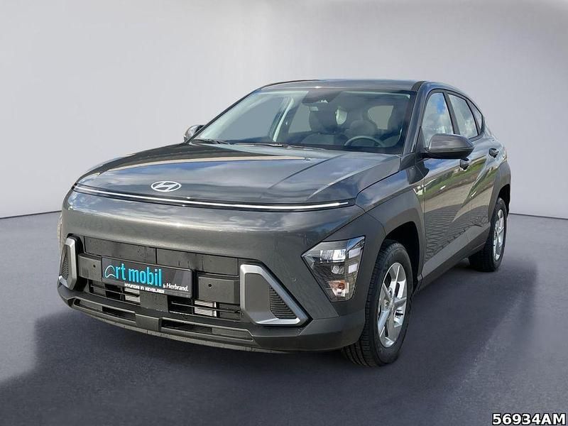 Ecotronic grey (pe2) metallic Neu 2025 Hyundai Kona Select SUV | 23.473 € (Fairer Preis) - Bild 1/4