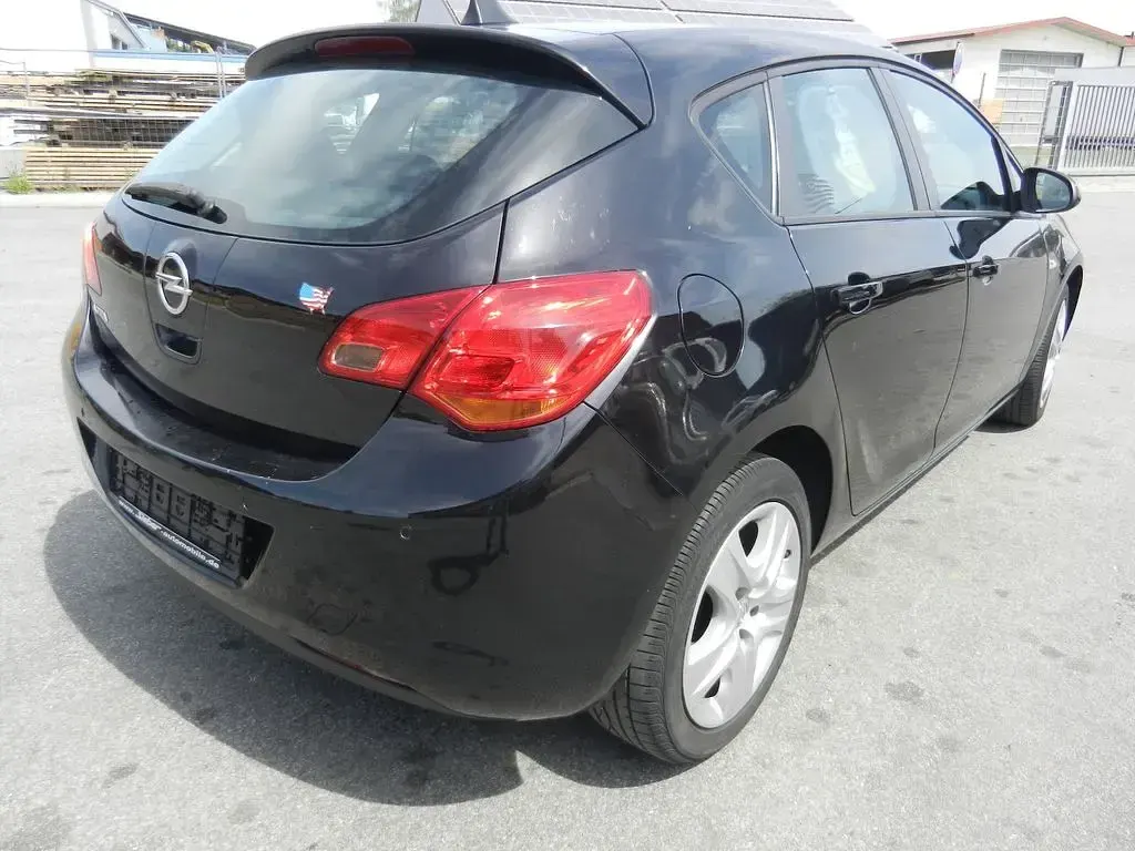 Brugt Opel Astra Edition 116 HK (85 kW) 2010 Sort Sedan