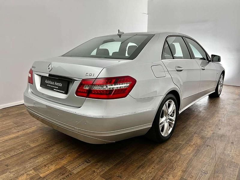 Gebraucht Mercedes E200 136 PS (100 kW) 2011 Silber Limousine