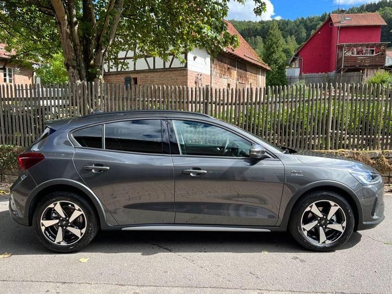 Gebraucht Ford Focus Active X 125 PS (91 kW) 2024 Grau Limousine