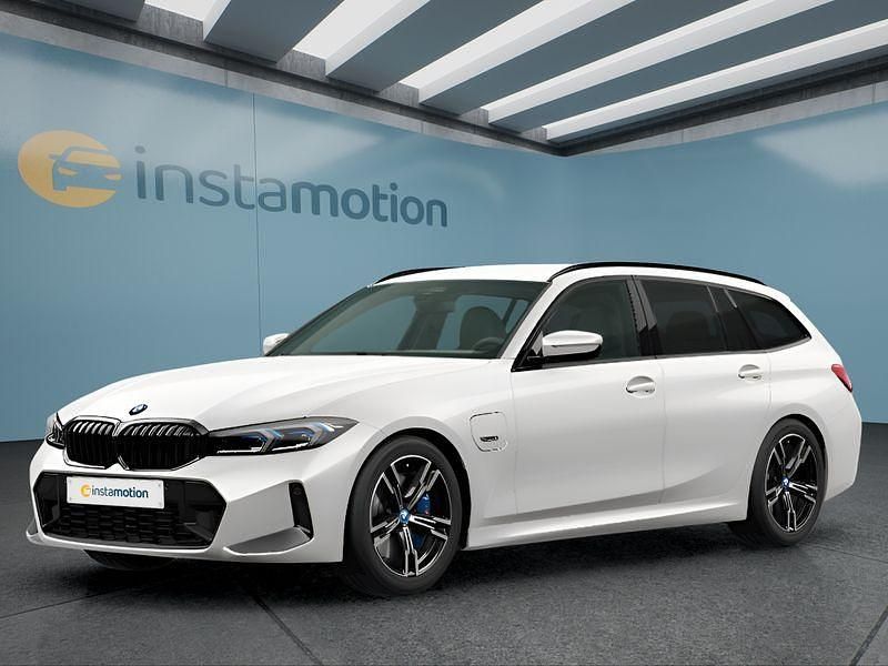 Weiß Gebraucht 2023 BMW 330e M Sport Kombi | 40.899 € (Fairer Preis) - Bild 1/4