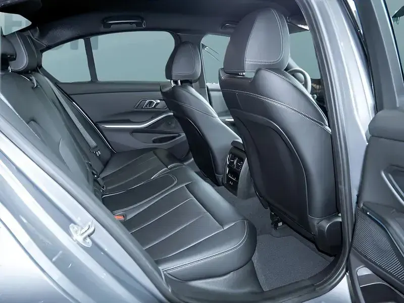 Neu BMW 330e 292 PS (214 kW) 2026 Grau Limousine