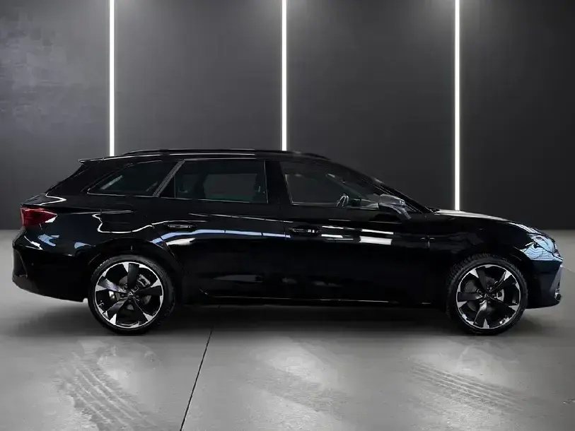 Używany Cupra Leon 150 KM (110 kW) 2024 Czarny Sedan/Limuzyna