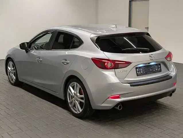 Gebraucht Mazda 3 Exclusive-Line 120 PS (88 kW) 2018 Sonicsilbermet. Limousine