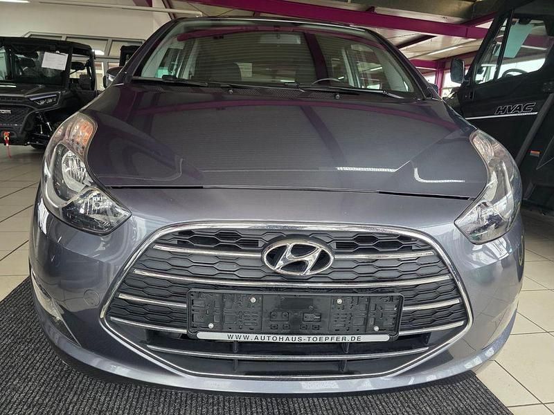 Gebraucht Hyundai ix20 Passion 90 PS (66 kW) 2016 Grau Kleinwagen