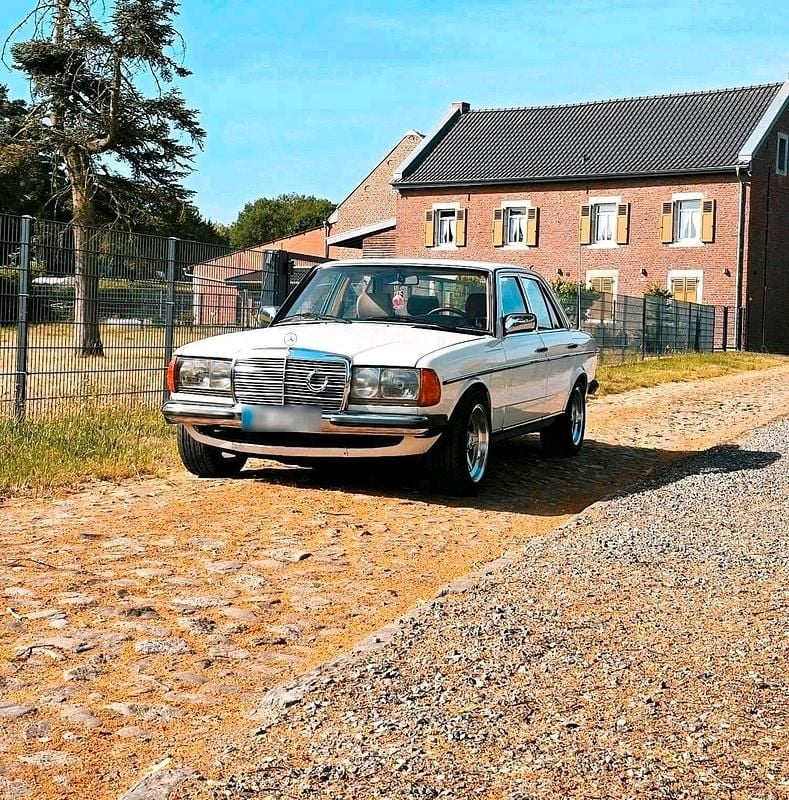 Gebraucht Mercedes E230 136 PS (100 kW) 1983 Weiß Limousine