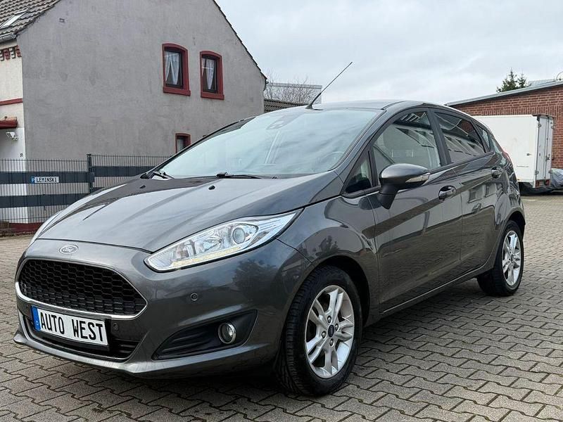 Gebraucht Ford Fiesta Celebration 101 PS (74 kW) 2016 Grau Limousine
