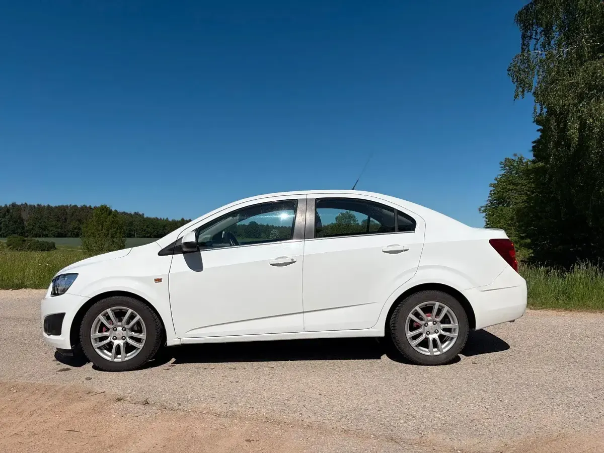 Używany Chevrolet Aveo 101 KM (74 kW) 2011 Biały Sedan/Limuzyna