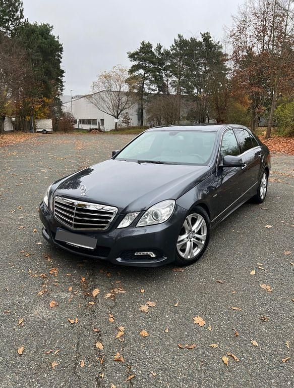 Grau Gebraucht 2009 Mercedes E250 Avantgarde Limousine | 10.900 € (Fairer Preis) - Bild 1/4