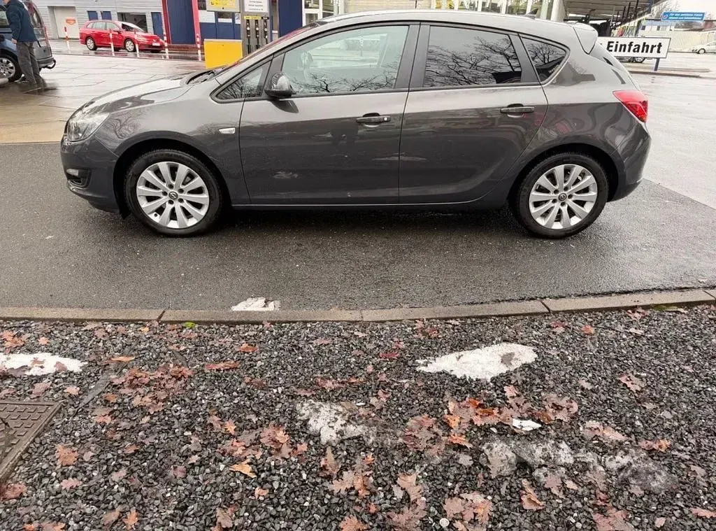 Używany Opel Astra Edition 110 KM (80 kW) 2012 Szary Sedan/Limuzyna