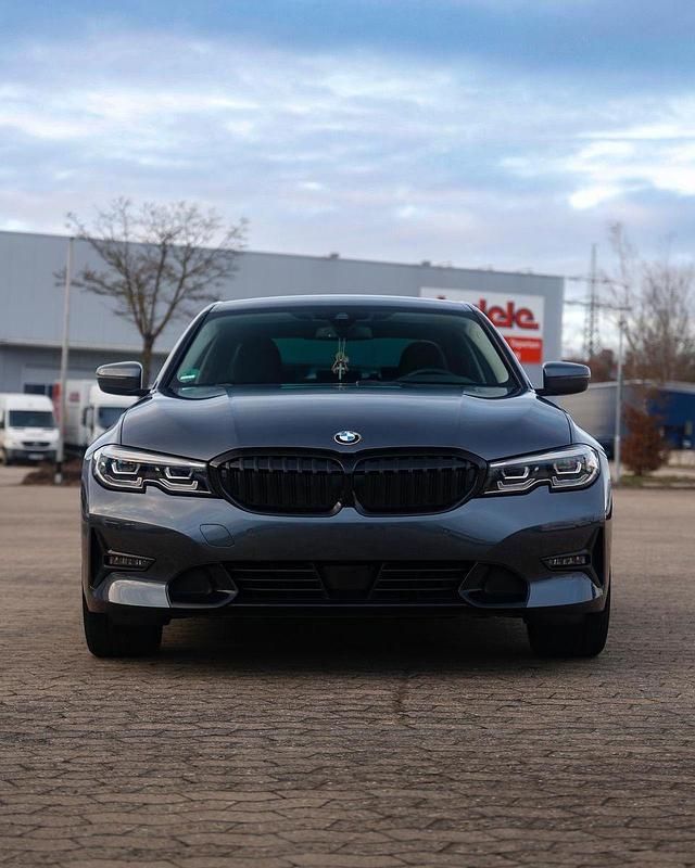 Grau Gebraucht 2019 BMW 330 Sport Line Limousine | 25.999 € (Fairer Preis) - Bild 1/4