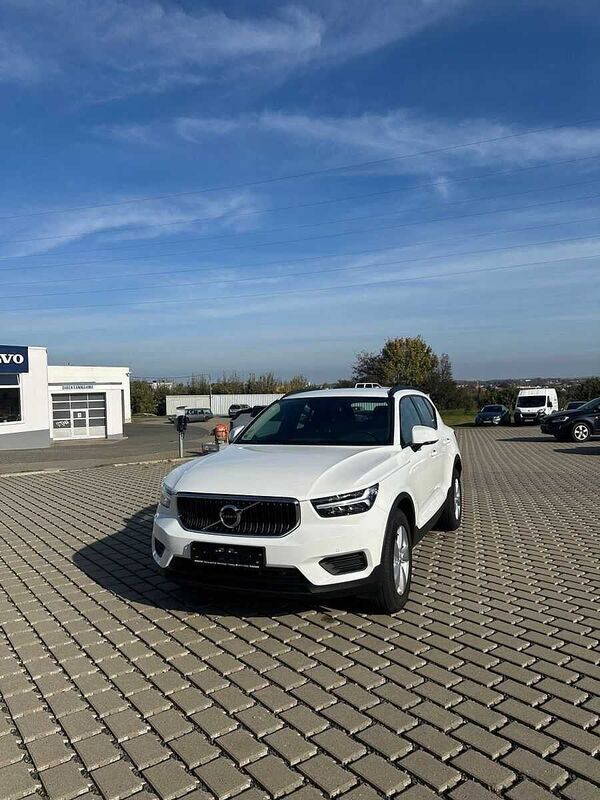 Weiß Gebraucht 2021 Volvo XC40 Momentum SUV | 25.600 € (Fairer Preis) - Bild 1/4