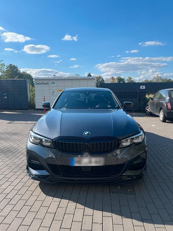 Grau Gebraucht 2019 BMW 330 M Sport Limousine | 33.500 € (Fairer Preis) - Bild 1/4