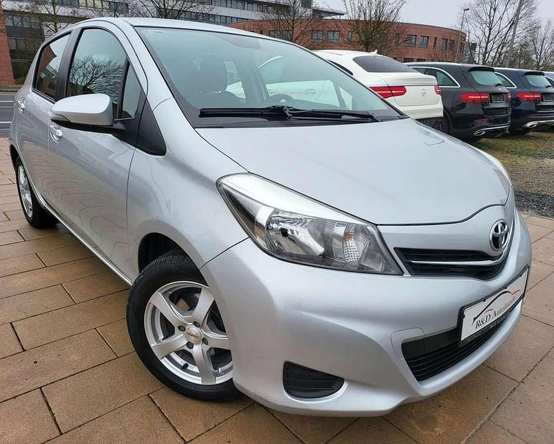 Gebraucht Toyota Yaris Life 99 PS (72 kW) 2012 Silber Kleinwagen
