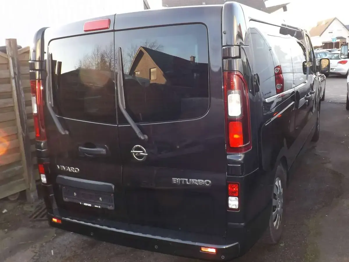 Gebraucht Opel Vivaro 125 PS (91 kW) 2018 Mitternacht schwarz (mi2) Van / Kleinbus