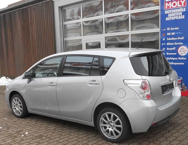 Gebraucht Toyota Verso Life 147 PS (108 kW) 2011 Silber Van / Kleinbus
