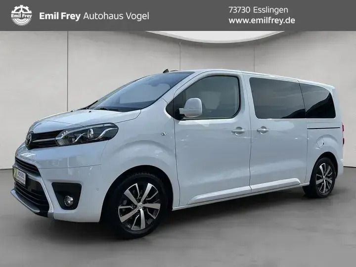 Weiß Gebraucht 2023 Toyota Proace Verso Kombi | 38.880 € (Fairer Preis) - Bild 1/4