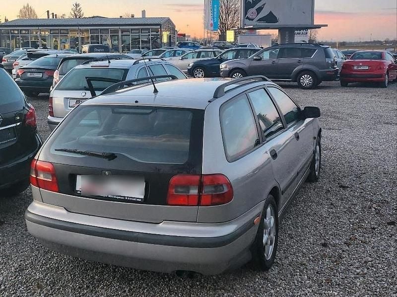 Silber Gebraucht 1996 Volvo V40 Limousine | 1.650 € - Bild 1/4