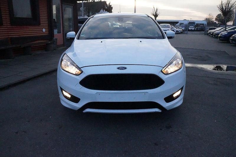 Gebraucht Ford Focus ST-Line 125 PS (91 kW) 2017 Weiß Limousine