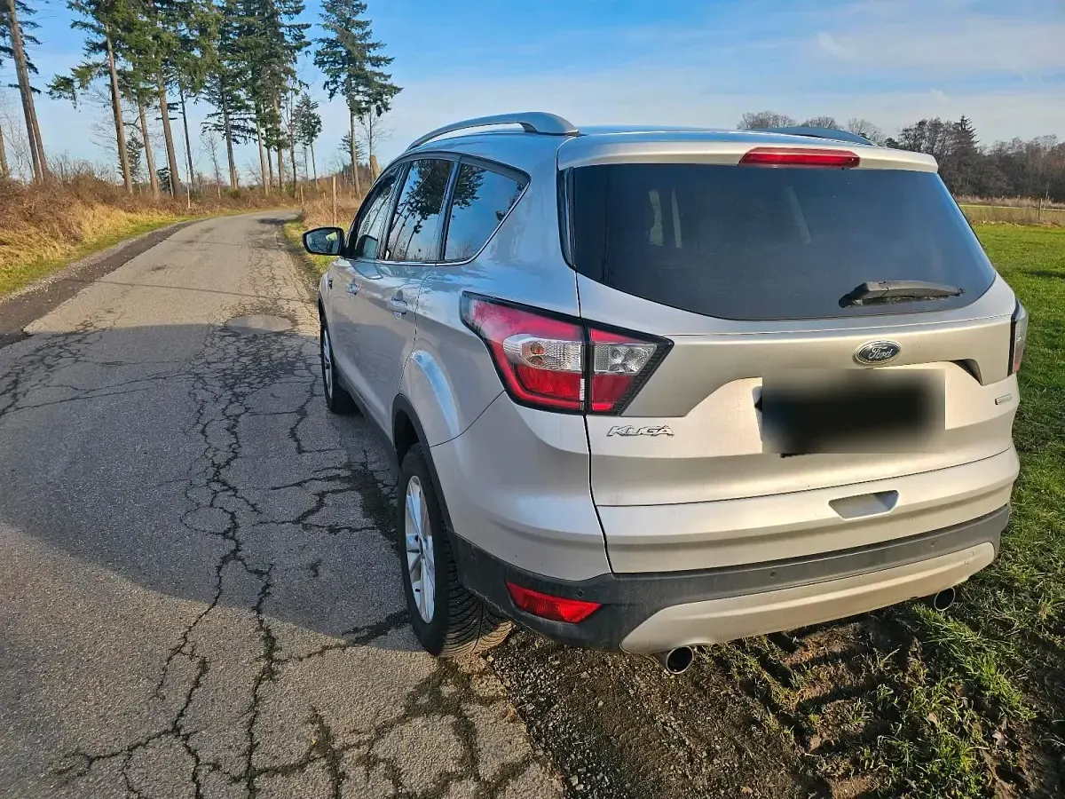 Usado Ford Kuga 150 HP (110 kW) 2017 Prateado SUV