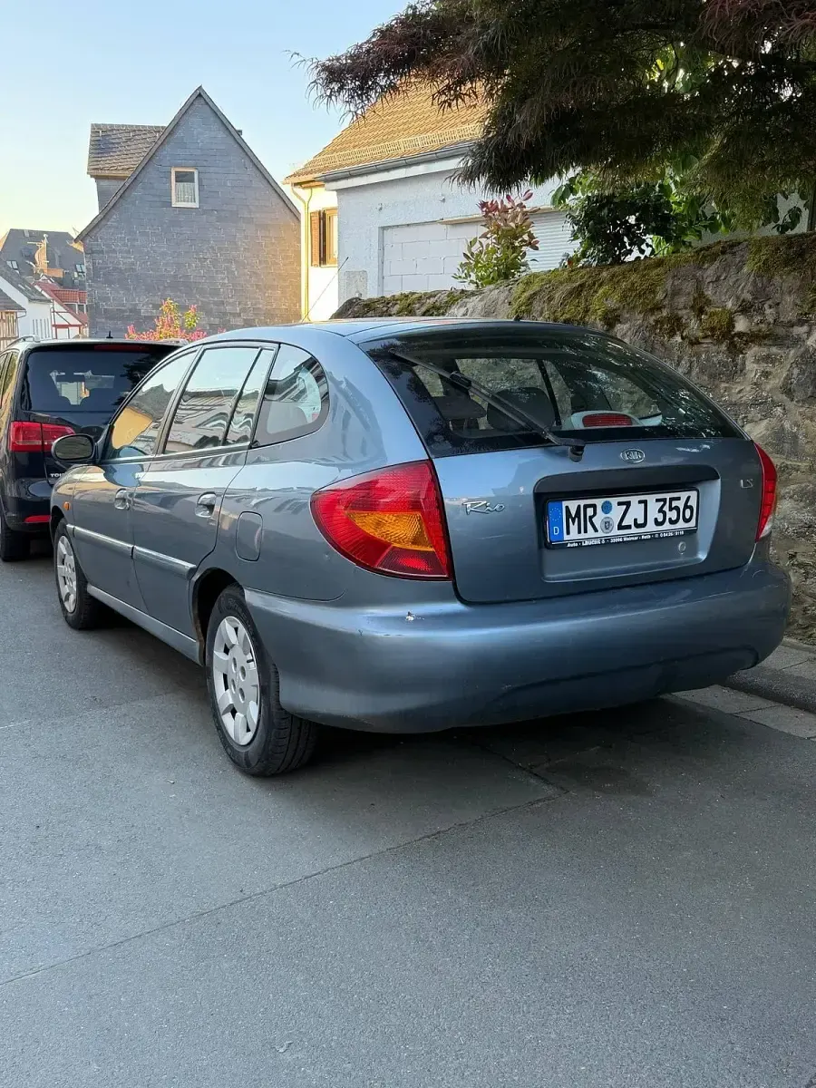 Używany Kia Rio 98 KM (72 kW) 2001 Szary Hatchback