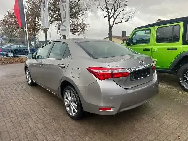Używany Toyota Corolla Edition 132 KM (97 kW) 2016 Szary Sedan/Limuzyna